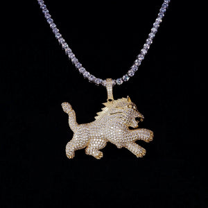 Iced out roaring pounce lion pendant full encrusted VVS simulated cz diamonds S925 silver 18k gold plated hip hop mens jewelry hanging with tennis chain solid black background close‑up product photograph RDRIP JEWELRY