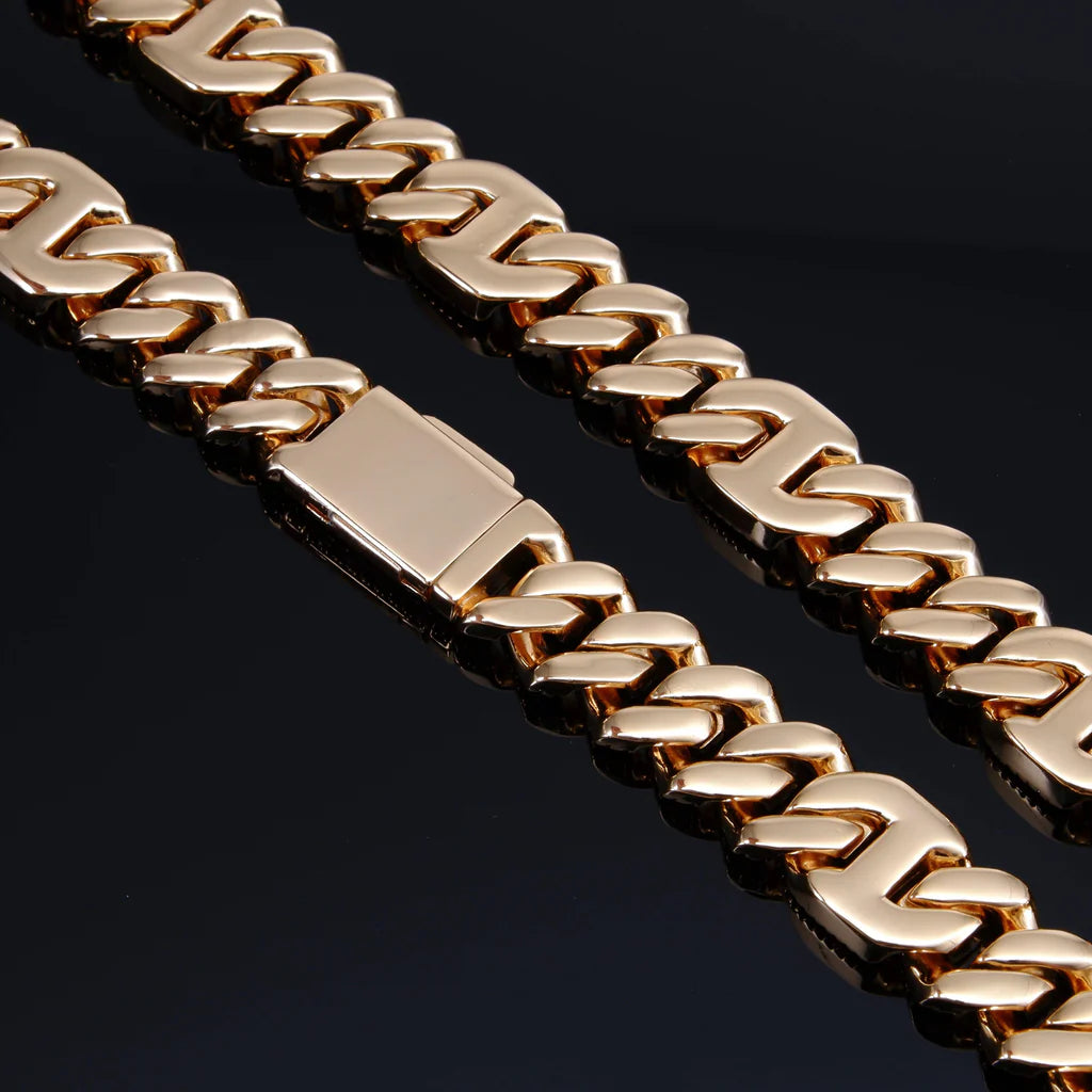 Detail close‑up view of the box clasp lock on 15mm prong‑set mixed‑stone iced cuban curb chain, 18K gold plated pure copper men hip hop necklace, sturdy secure box lock construction, heavy‑duty link structure, premium streetwear hip‑hop jewelry hardware close‑up RDRIP JEWELRY
