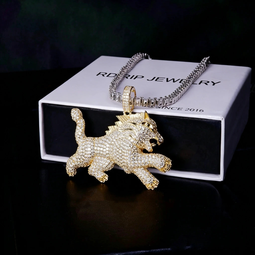 Iced out roaring pounce lion full cz simulated diamond pendant S925 silver 18k gold plated hip hop men jewelry with brand gift box studio close‑up product shot RDRIP JEWELRY
